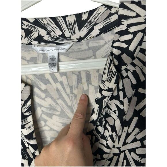 Diane Von Fursteberg Black Cream All OVer Print Silk Wrap Mini Dress Size 2 - Picture 8 of 14